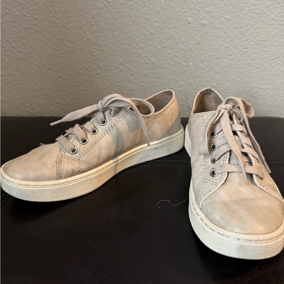 Women's Casual Pearly Tan/beige Sofft Sneakers Sz 6 - Picture 2 of 9
